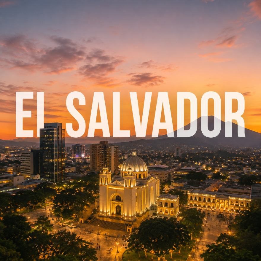 Centro de San Salvador al anochecer